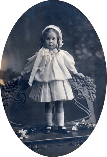 Thelma Lipscombe, aged three and a half.  Reverse:  