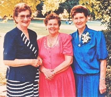 Albert Adler's 3 daughters: Zel (Zelda) Brown (left), Lossie (Lauris) Frantz (centre), and Peg (Glenys) Bright (right).  Photo taken in Januaray 1993.